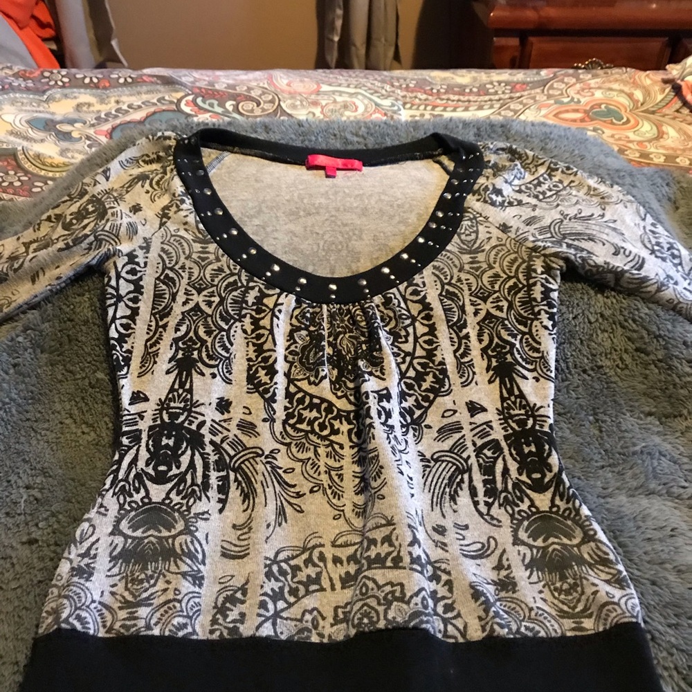 Top - Picture 2 of 3